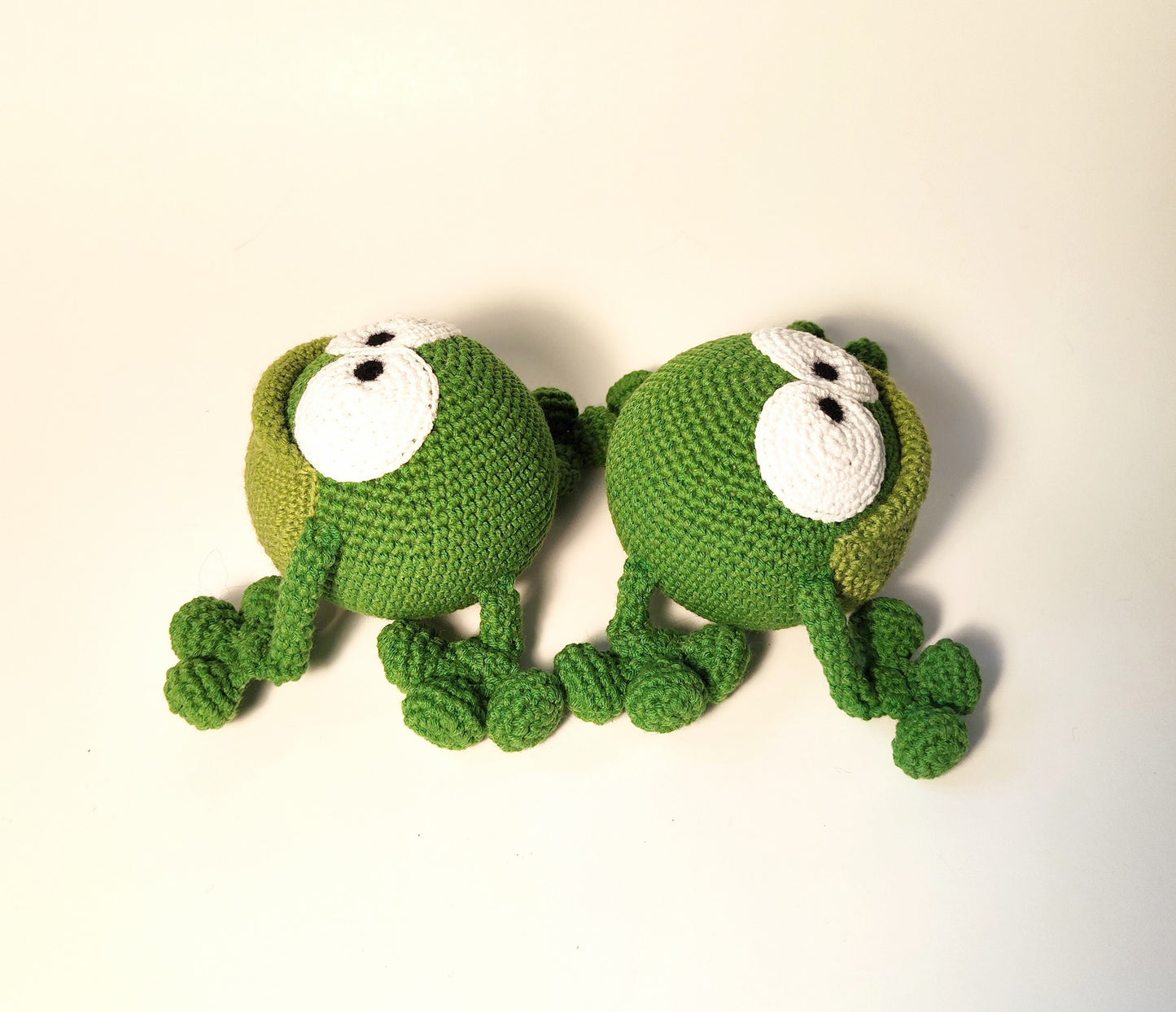 Grenouille en peluche douce faite à la main pour les jeux