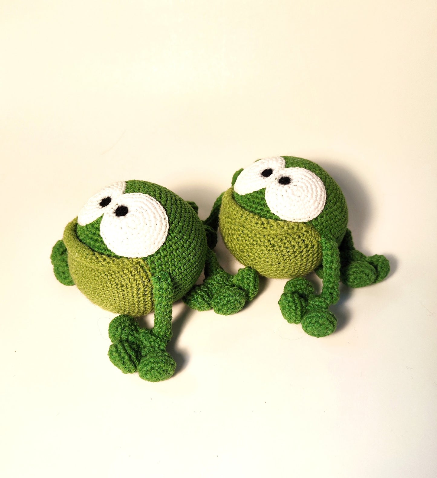 Grenouille en peluche douce faite à la main pour les jeux