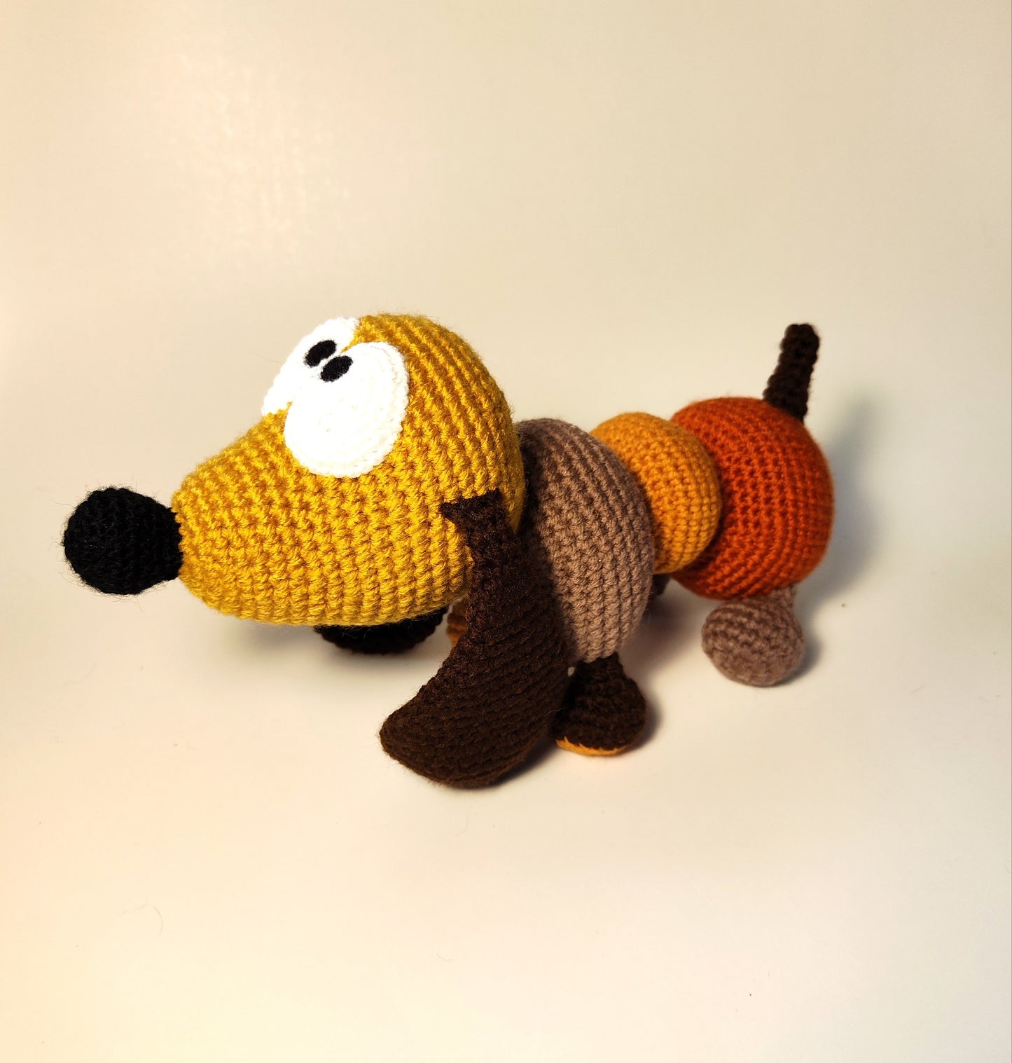 Jouet en peluche doux fait main en forme de chien teckel pour les jeux