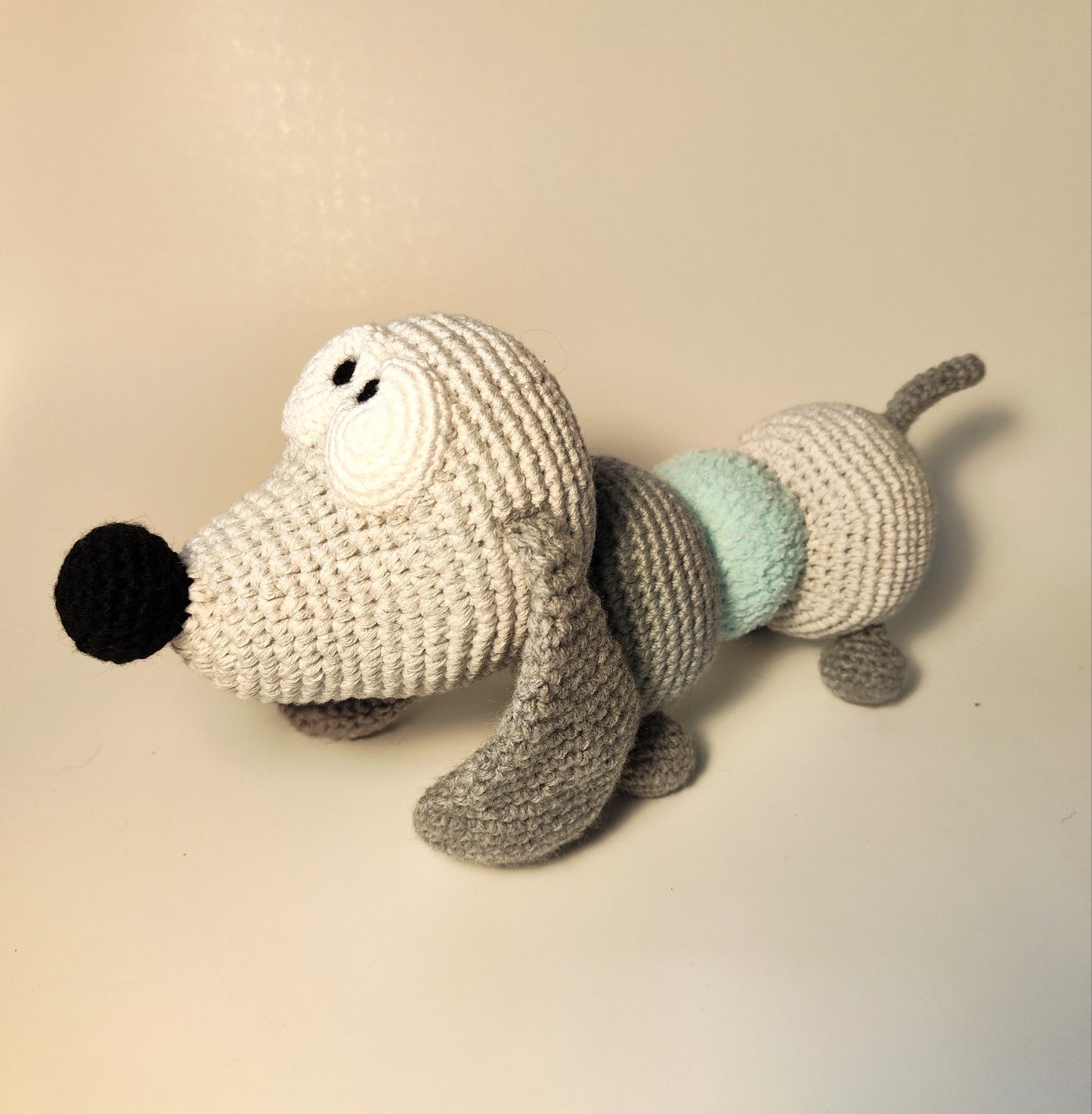 Jouet en peluche doux fait main en forme de chien teckel pour les jeux